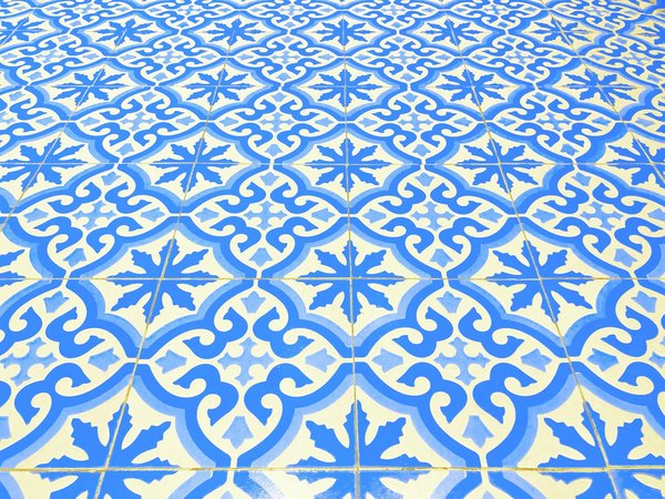 Préférer le carrelage bleu canard pour sa salle de bain