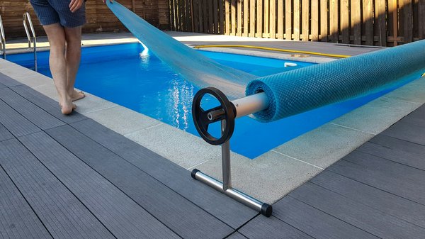 Bâche piscine sur mesure en PVC : un moyen esthétique et durable pour protéger votre espace détente