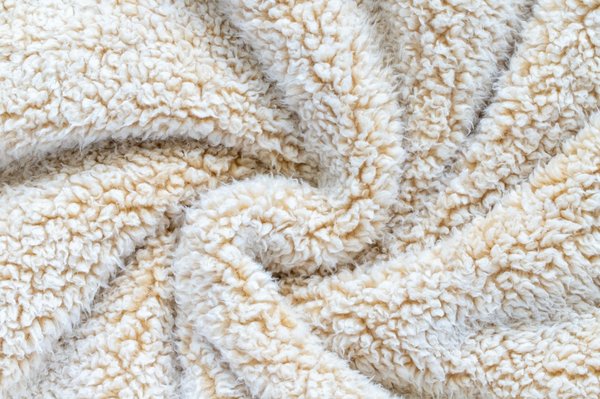 Tissu peluche : la matière à privilégier pour vos habits d'hiver