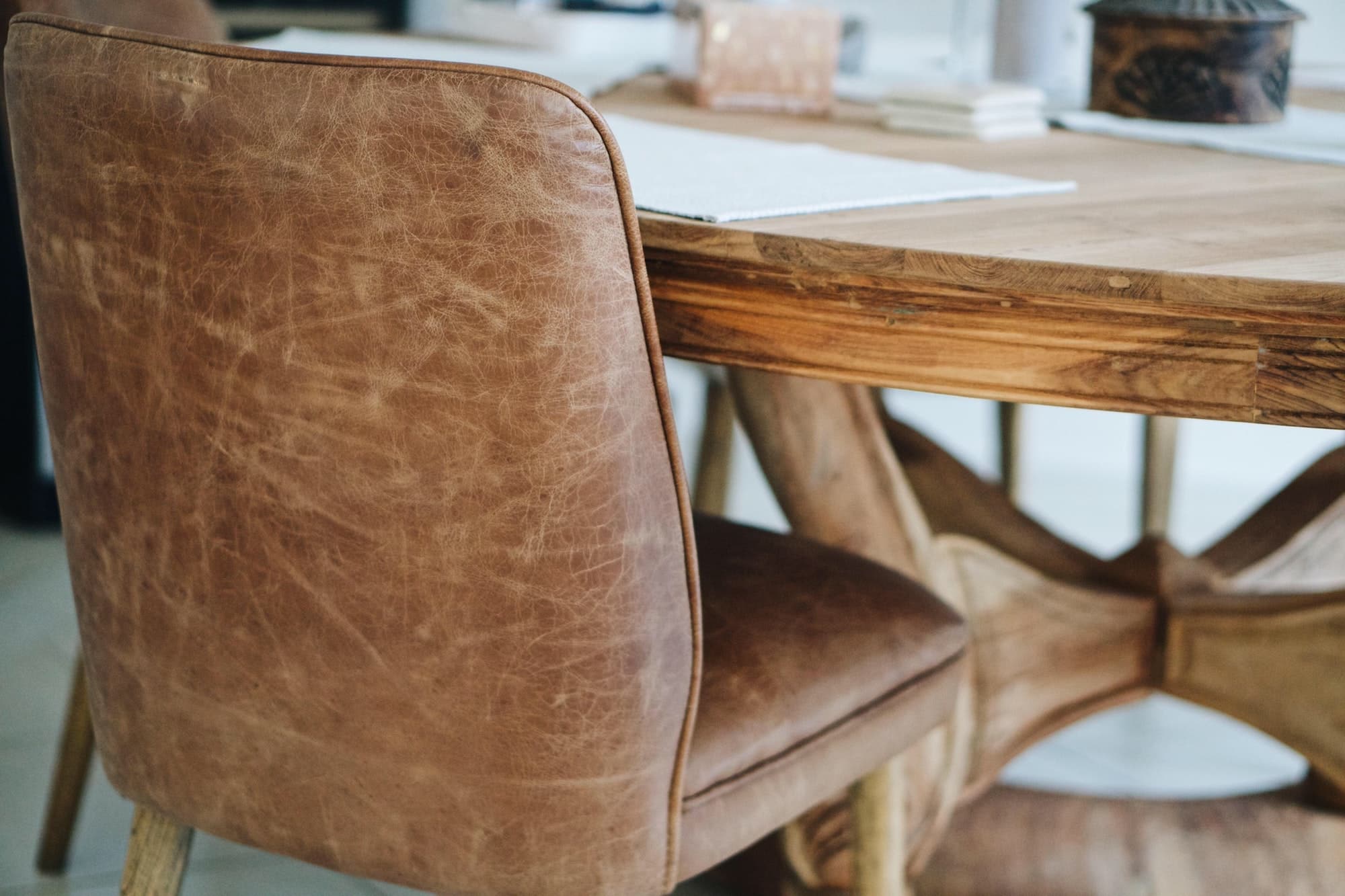 Chaises de salle à manger en cuir : Style et durabilité à toute épreuve